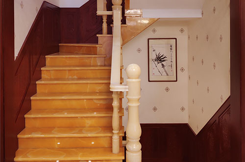 千山中式别墅室内汉白玉石楼梯的定制安装装饰效果